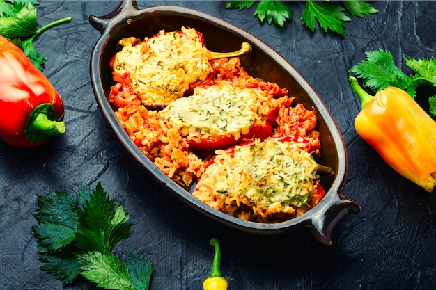 Pimientos asados rellenos de arroz y carne