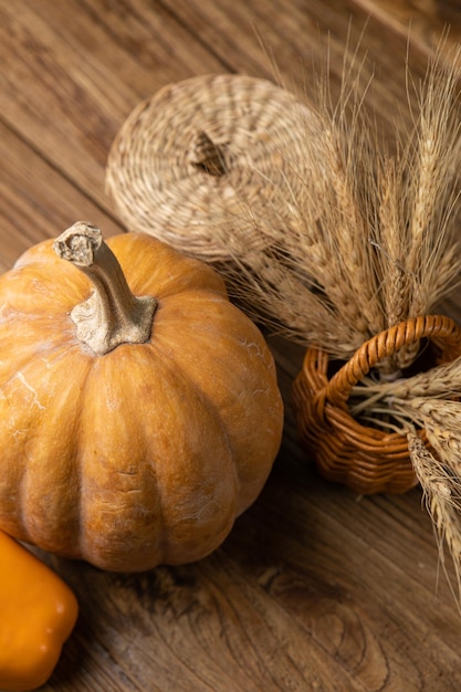 Pimientos de calabaza en una mesa de madera