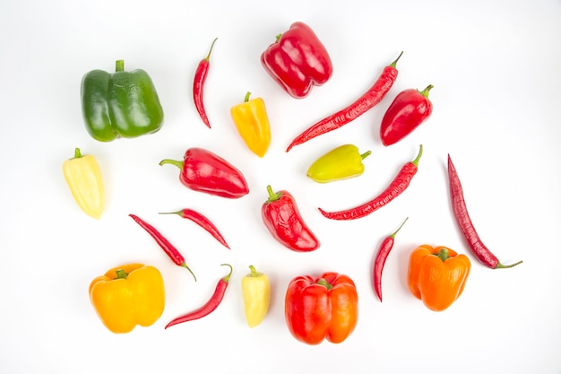 Pimientos dulces y amargos de diferentes colores sobre un fondo blanco