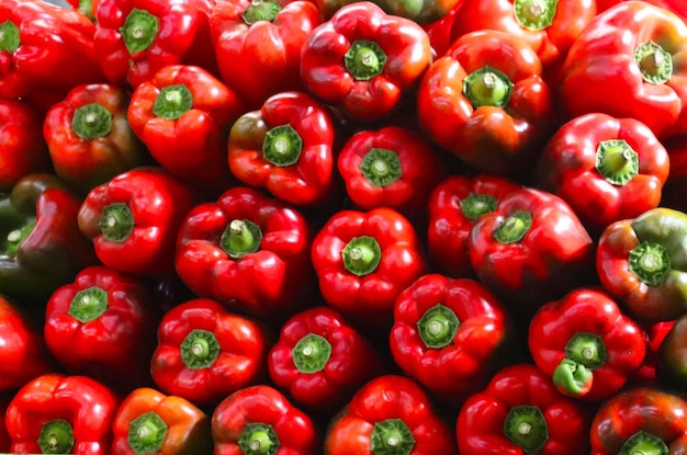 Pimientos dulces a la venta en el mercado de verduras