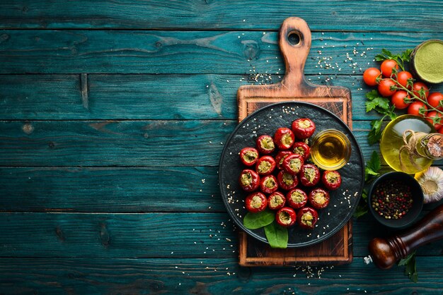 Foto pimientos encurtidos rellenos de alcaparras plato tradicional italiano vista superior espacio libre para el texto