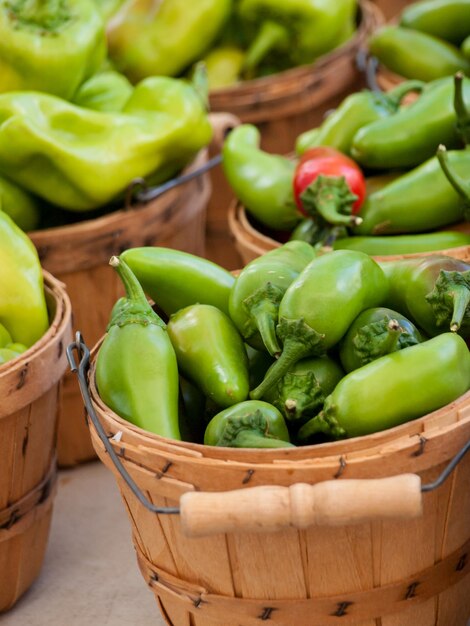 Pimientos frescos en el mercado de agricultores local.