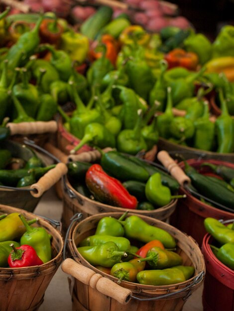 Pimientos frescos en el mercado de agricultores local.