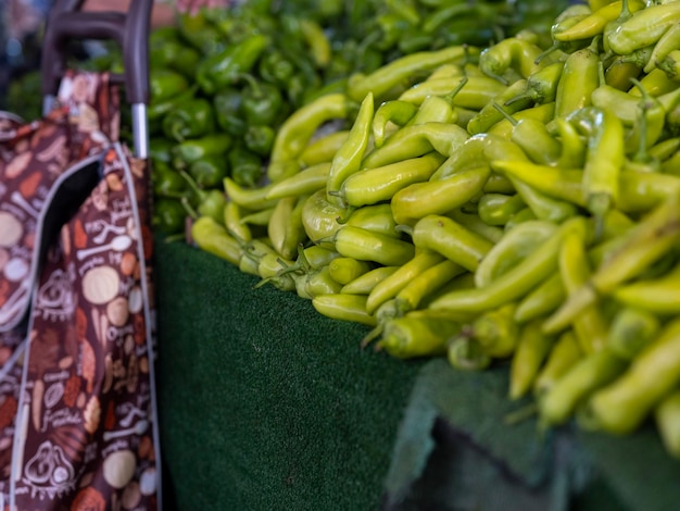 Pimientos frescos en el mercado local