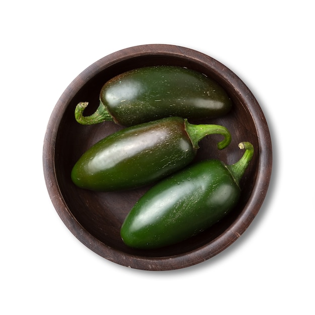 Pimientos jalapeños verdes en un recipiente aislado sobre fondo blanco.