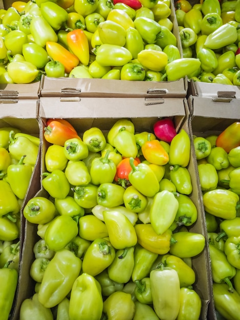 Pimientos maduros de color verde amarillo en el mercado.