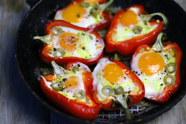 Pimientos morrones al horno con huevo en una sartén.