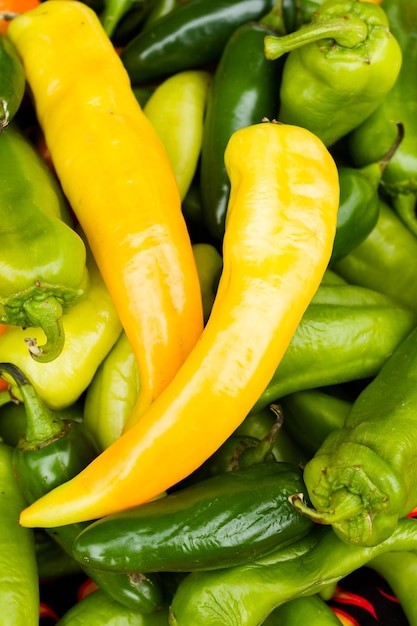 Pimientos orgánicos en una pila en el mercado de agricultores local.