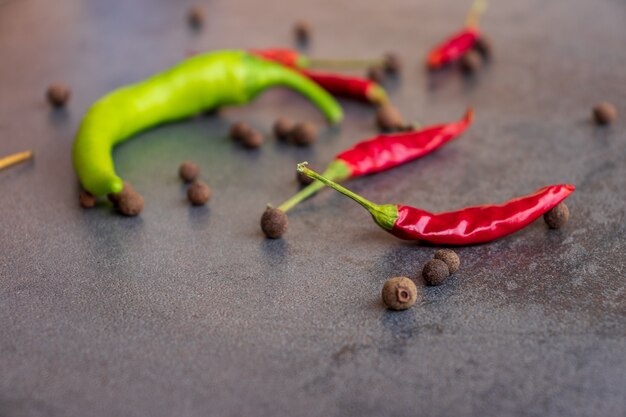 Pimientos picantes con especias en la mesa de madera de cerca