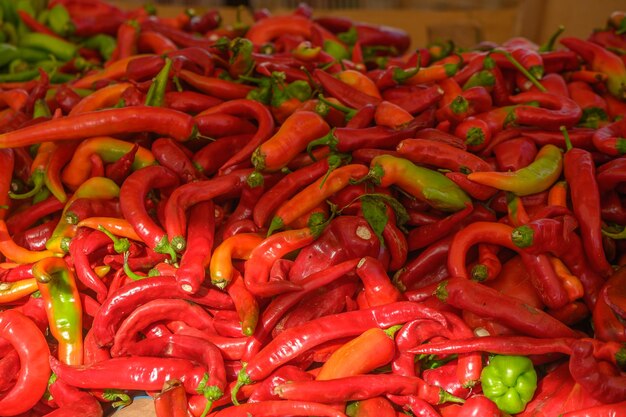 pimientos picantes rojos frescos en el bazar de la isla de Chipre en otoño