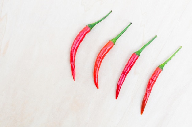 Pimientos picantes rojos frescos con picante en la mesa de madera con espacio de copia