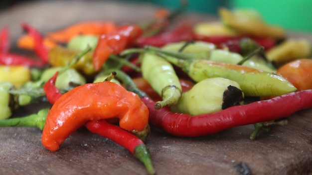 Foto pimientos picantes rojos maduros vegetal premium aislado