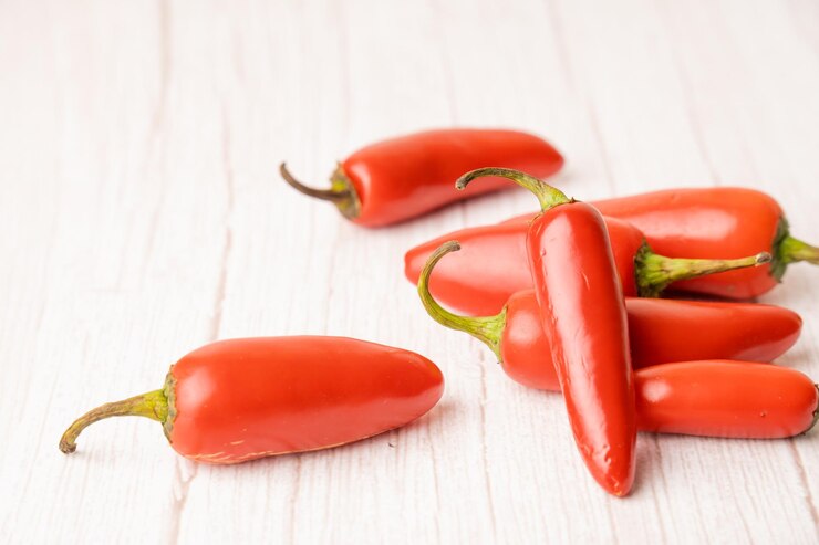 pimientos picantes rojos en la mesa de fondo blanco de madera pimientos orgánicos naturales alimentos saludables
