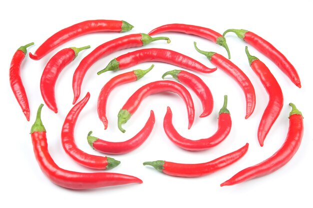 Pimientos picantes rojos sobre un fondo blanco. cifras de alimentos. Alimento vegetal con vitamina