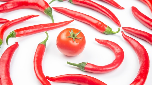 Pimientos picantes y tomate sobre fondo blanco. Alimento vegetal con vitamina