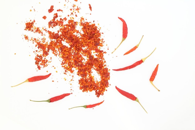 pimientos picantes triturados secos rojos y hojuelas de chile o polvo aislado en fondo blanco