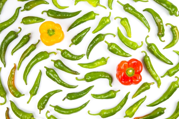 Pimientos picantes verdes y pimientos rojos y amarillos sobre un fondo blanco verduras vitamínicas para la salud