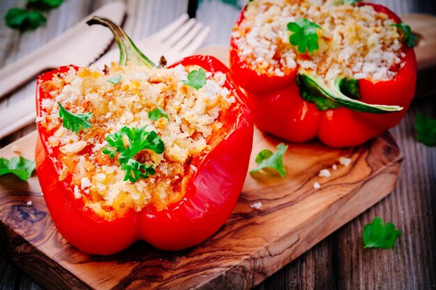 Pimientos de pimentón rellenos vegetarianos con pan rallado y perejil