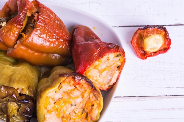 Pimientos rellenos de arroz con carne y verduras