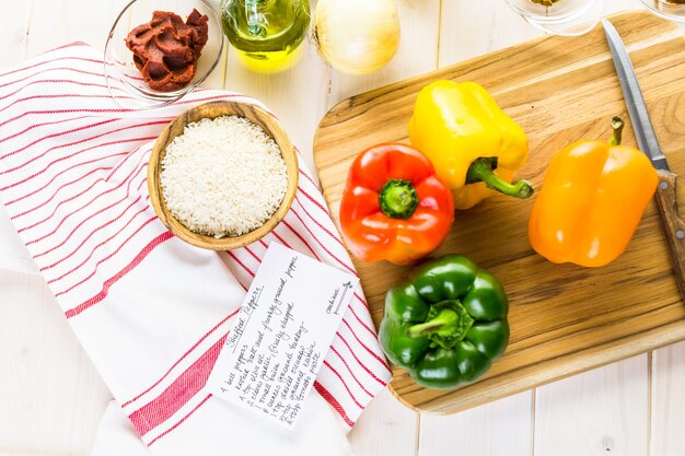 Pimientos rellenos bajos en calorías con pavo molido y arroz blanco.