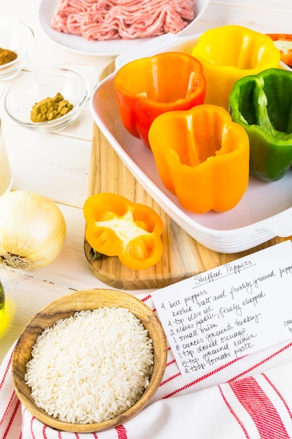 Pimientos rellenos bajos en calorías con pavo molido y arroz blanco.