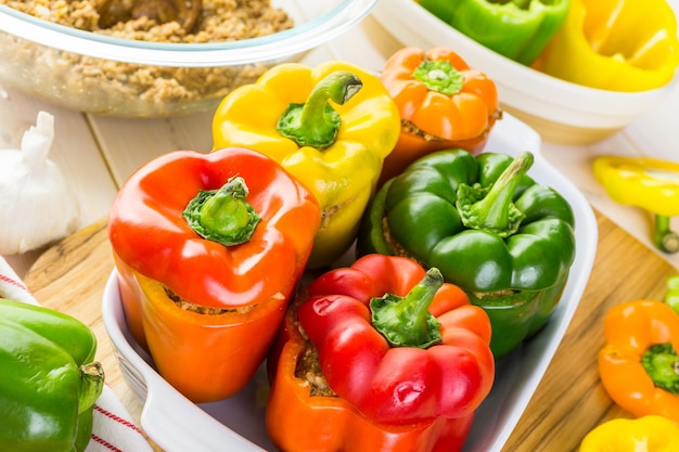 Pimientos rellenos bajos en calorías con pavo molido y arroz blanco.