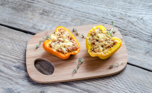 Pimientos rellenos con carne en decoración rústica