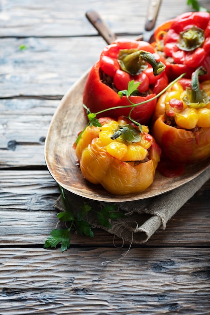 Pimientos rellenos de colores con carne y verduras, enfoque selectivo