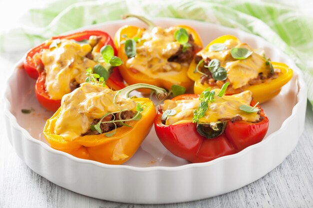 Pimientos rellenos de colores con verduras de carne y queso