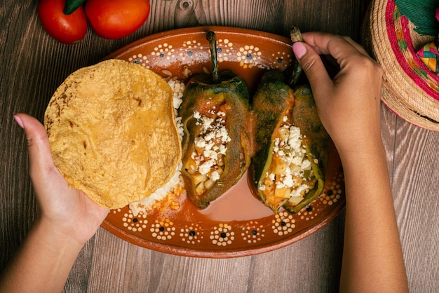 Pimientos rellenos comida típica mexicana comida para celebrar el Cinco de Mayo