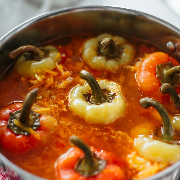 Pimientos rellenos en una olla tomadas de cerca