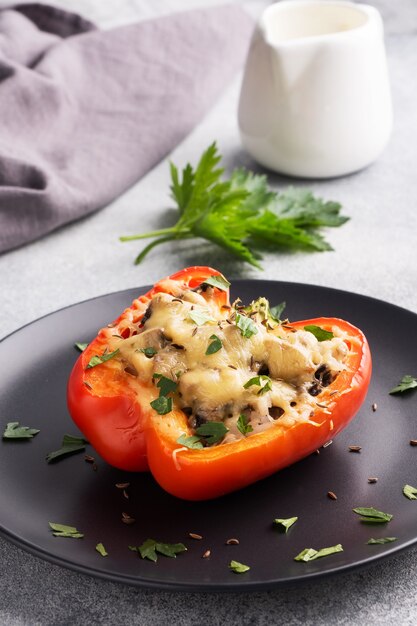 Pimientos rellenos con setas de arroz y queso con hierbas