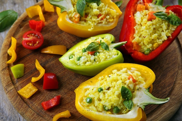 Pimientos rellenos con verduras en la mesa de cerca