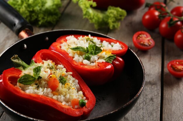 Pimientos rellenos con verduras en la mesa de cerca