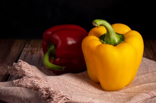 Los pimientos rojos y amarillos yacen en la mesa de la cocina