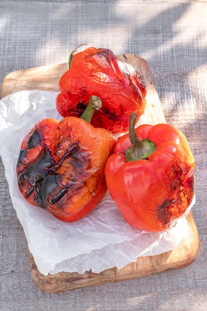 Foto pimientos rojos asados a la barbacoa