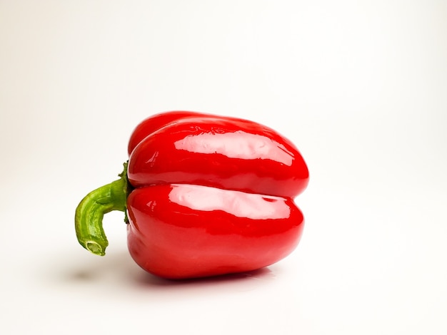 Pimientos rojos búlgaros dulces aislados en blanco