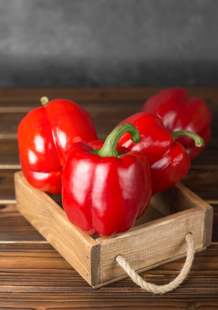 Foto pimientos rojos en una caja de madera