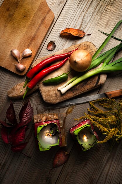 Pimientos rojos y cebolla verde sobre una mesa de madera