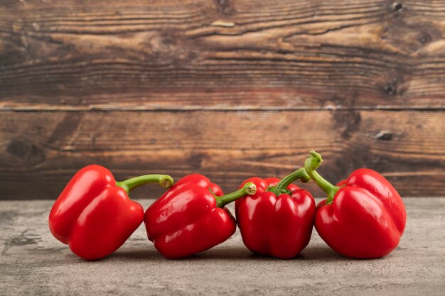 Pimientos rojos dulces colocados sobre la superficie de la piedra