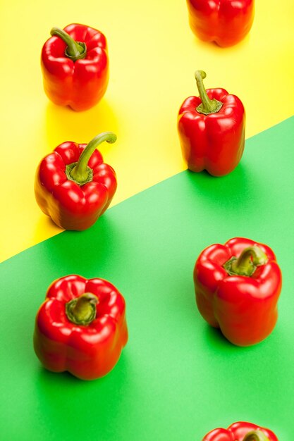 Pimientos rojos dulces frescos y saludables sobre un fondo de dos colores en amarillo y verde