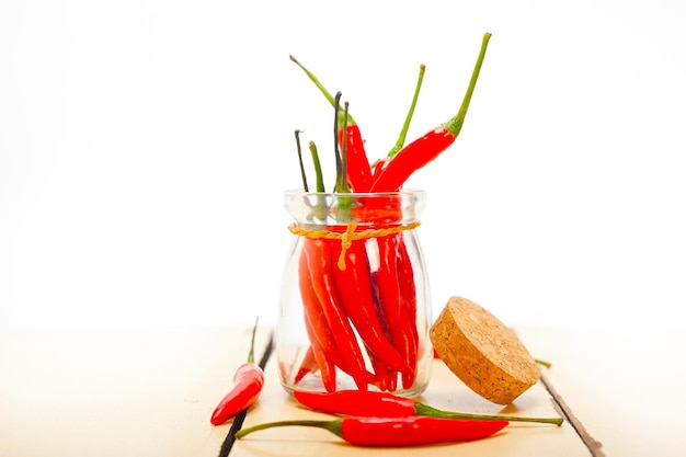 pimientos rojos en un frasco de vidrio