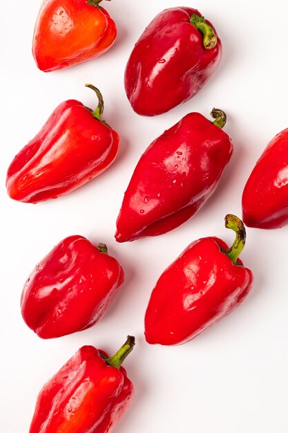 Pimientos rojos frescos sobre fondo blanco.