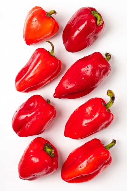 Pimientos rojos frescos sobre fondo blanco.