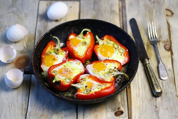 Pimientos rojos con huevo al horno en sartén