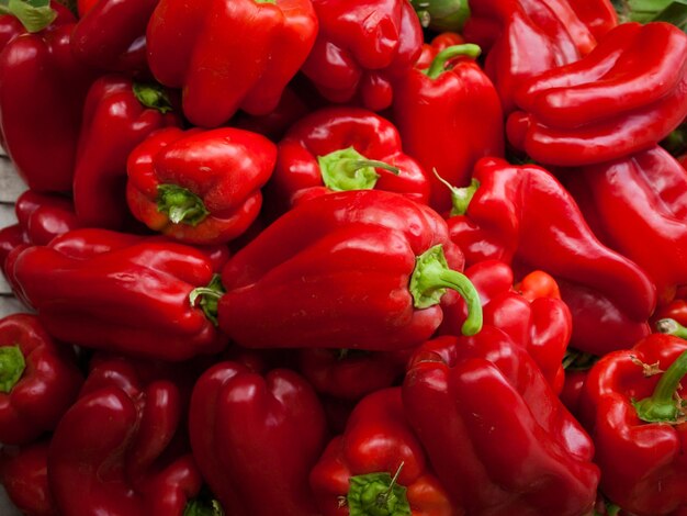 Pimientos rojos en el mercado de agricultores local.