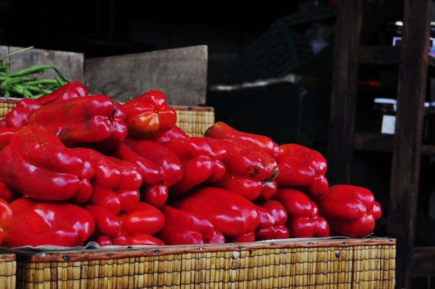 Pimientos rojos en un mercado local.