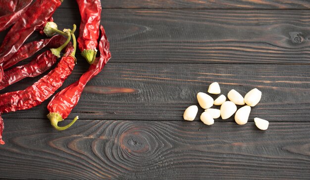 Pimientos rojos picantes en una mesa de madera