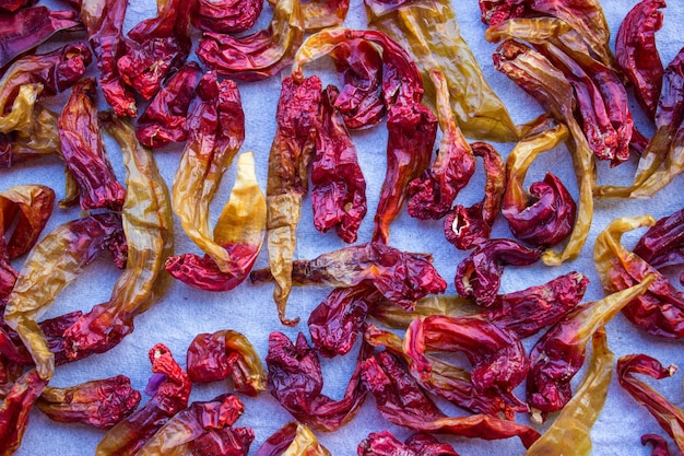 Pimientos rojos picantes en una mesa de madera