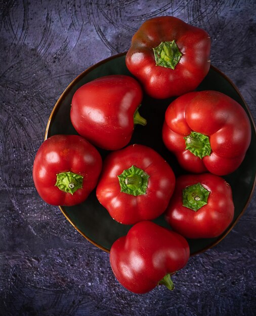 Pimientos rojos en un plato de cerámica